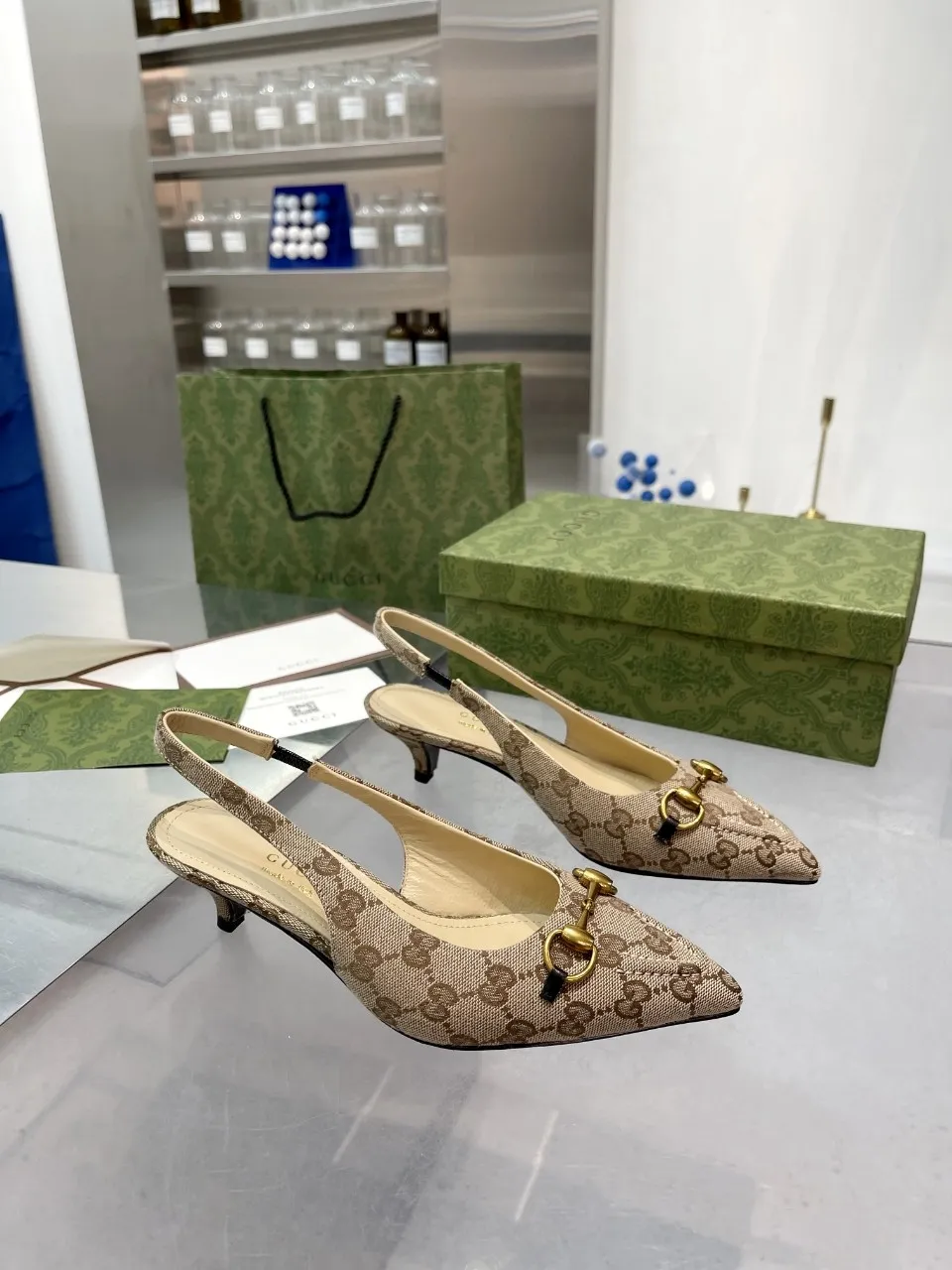 👟👟Ex-factory price 440👟👟 (genuine leather sole +40) Gucci Signoria pumps are named after the central square of Florence, recreating the classic and elegant style of the birthplace of the brand. Combining shiny patent leather with a pointed toe, these shoes are embellished with Gucci's signature chain, adding a stylish edge to your new season wardrobe. Upper: Made of first-layer imported patent cowhide/sheepskin lining. Outsole: rubber non-slip outsole/genuine leather outsole. Size: 35-42 (34/41 42 customized, non-refundable)